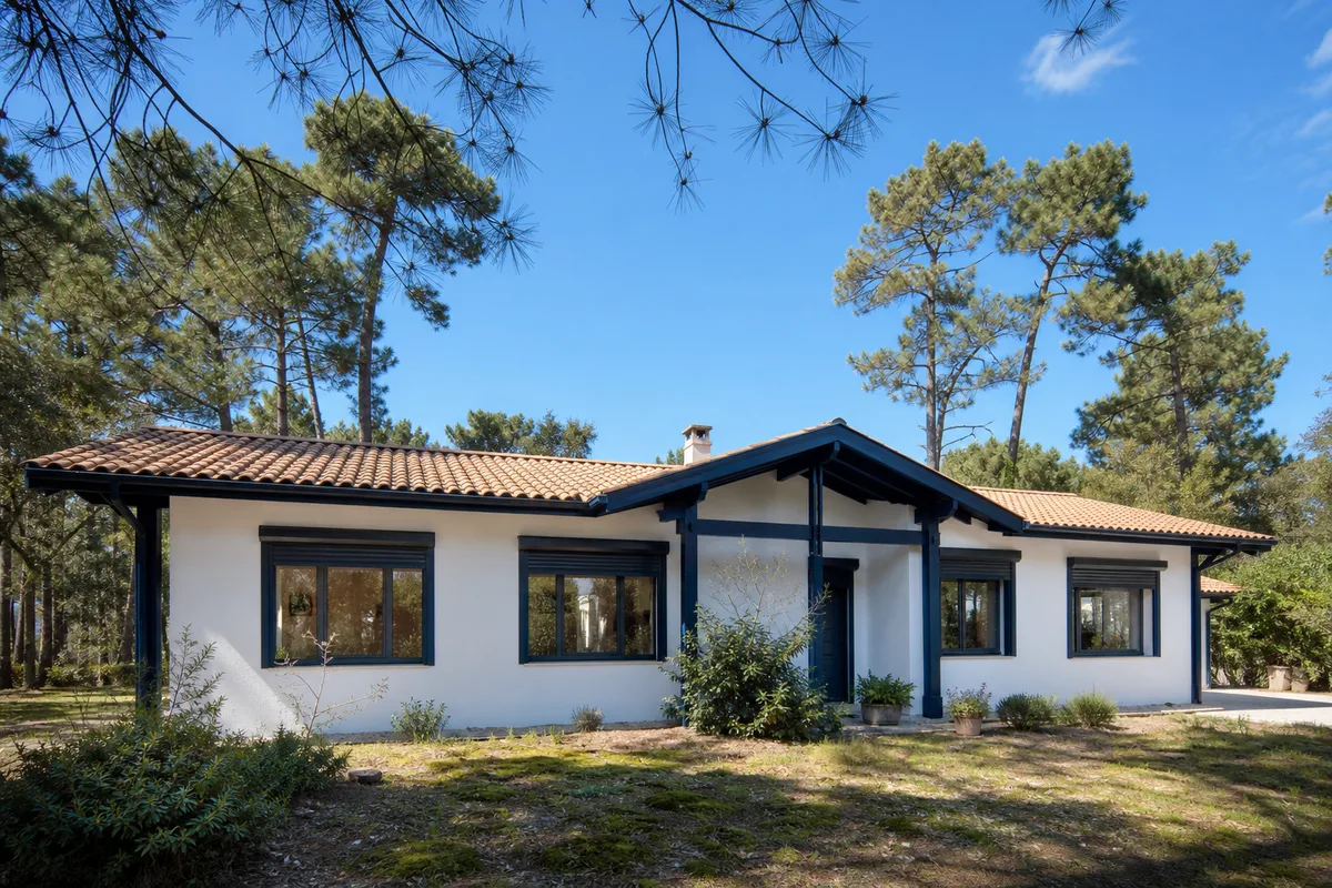 Façade de maison de plain-pied landaise équipée de volets roulants aluminium